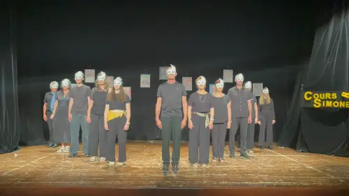 Répétition d’un spectacle lors des cours de théâtre à Douzens